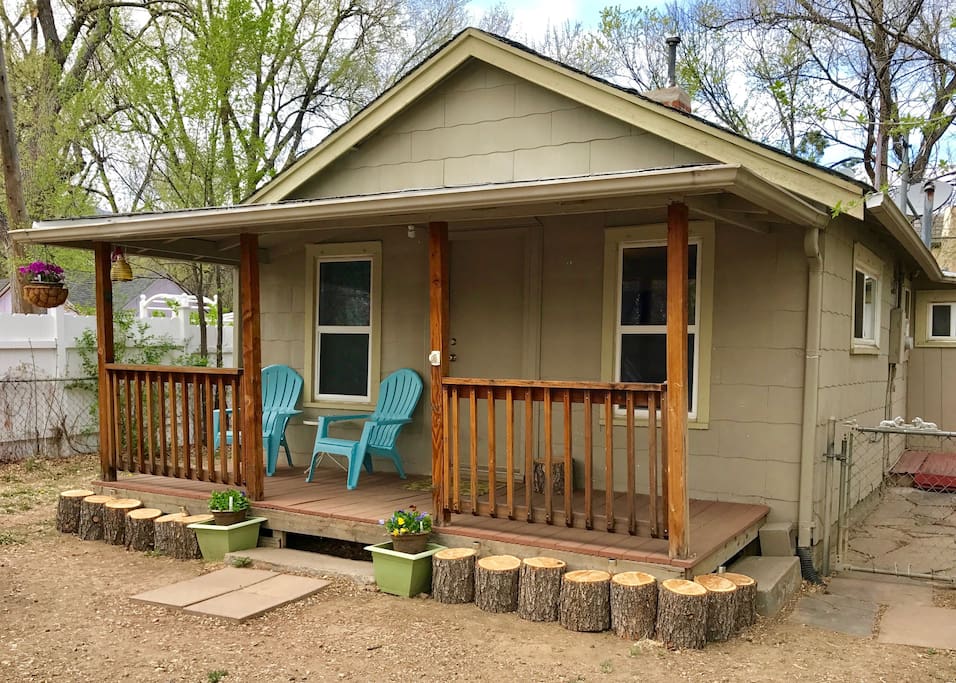 Perfect little cabin and great front porch for hanging out.