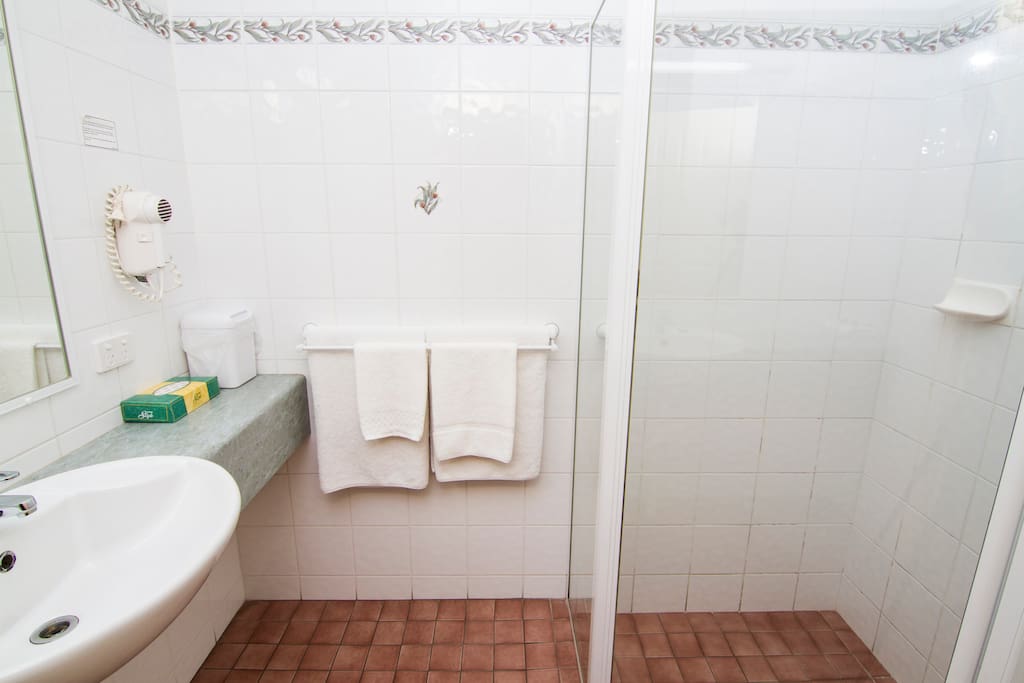Deluxe room bathroom