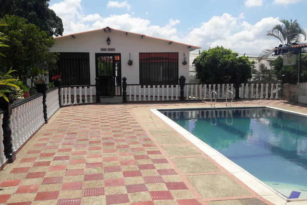 Piscina privada cerca a la casa