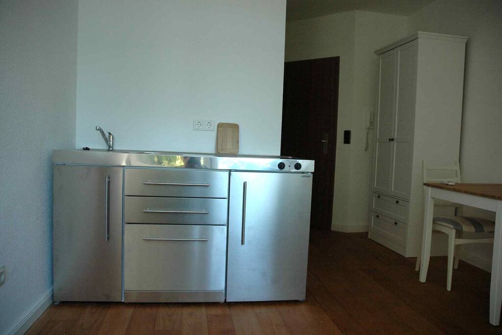 Pantryküche mit Kühlschrank und Geschirrspülmaschine