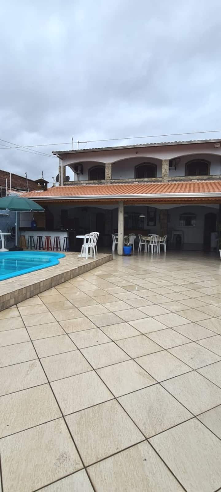 Sobrado with pool and a garage for 4 cars.