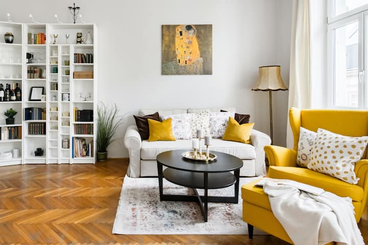 Sophisticated Viennese Apartment near Naschmarkt