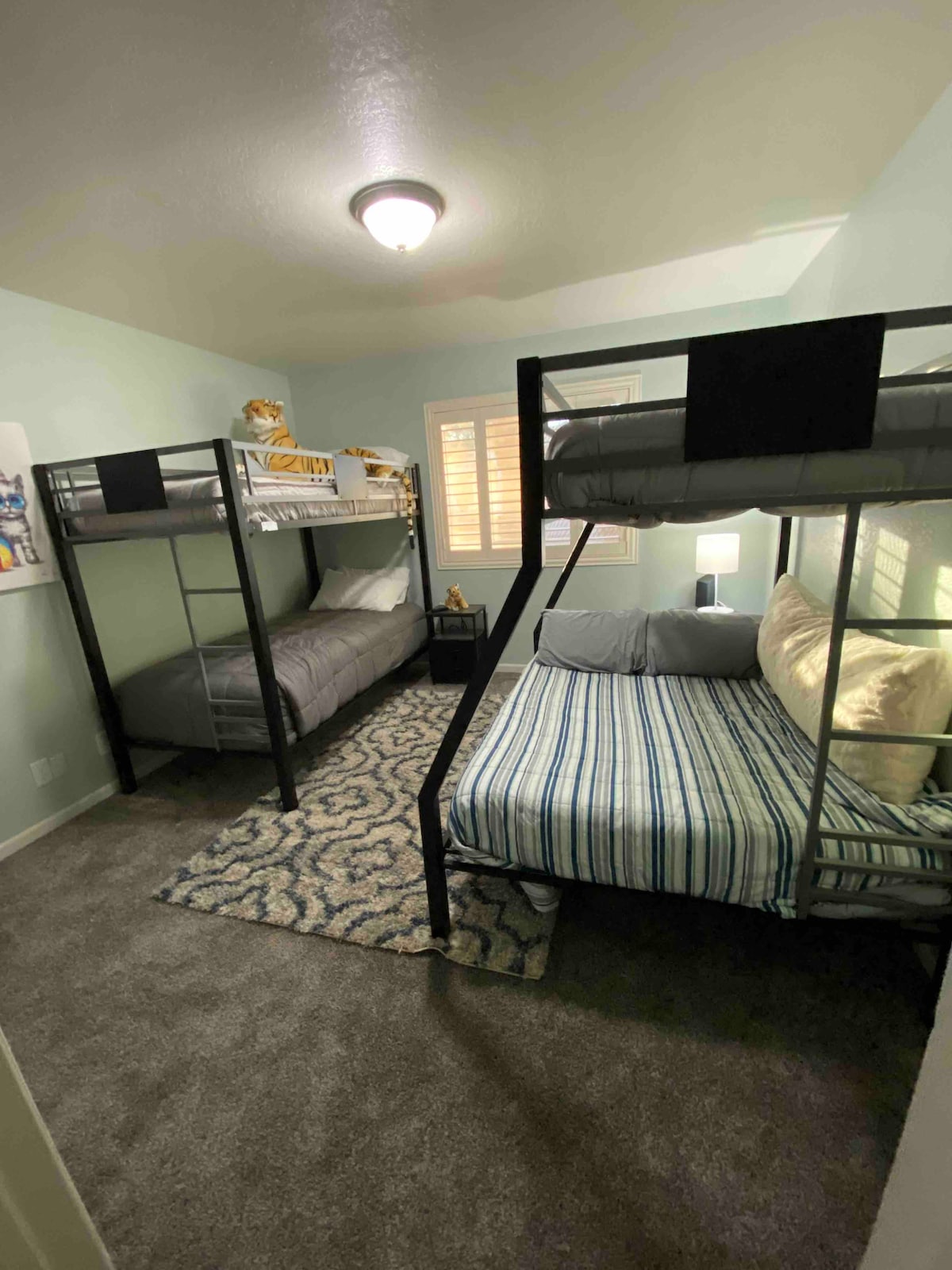 Dhoma e gjumit 3 ka 2 krevate marinarë. Binjak mbi të plotë dhe binjak mbi binjak. Ne kemi gjithashtu një paketë lojërash në dispozicion 