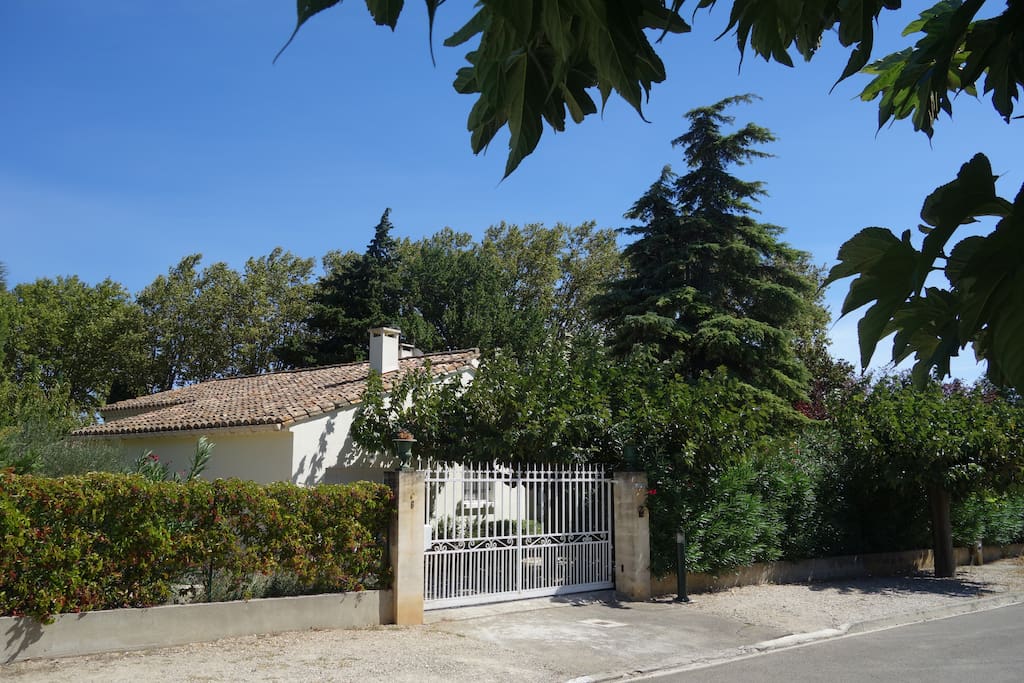 L'entrée de la villa avec portail coulissant.