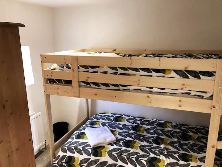 Literas súper espaciosas con colchones con muelles de bolsillo para una noche de sueño cómodo en el dormitorio de abajo.