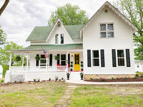 Charming Historic Farmhouse | Near Fugitive Beach