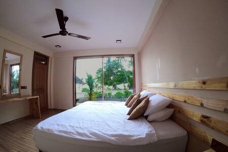 Zeeo  - Andheri  Sunset  Beachfront - Garden View