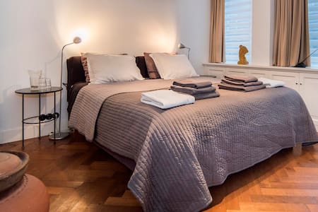 Kamer met En-Suite Badkamer+Terras in de Jordaan