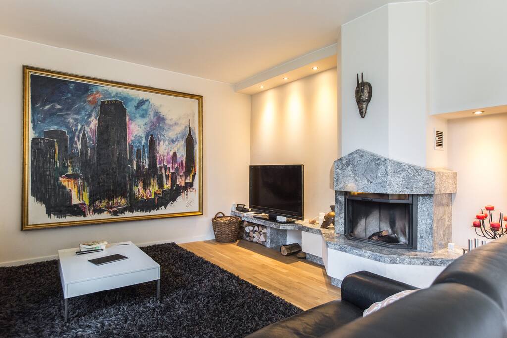 Großes Wohnzimmer mit großem TV