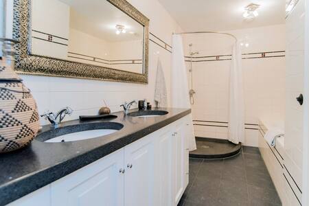 Room with Bathroom and Terrace in City Centre