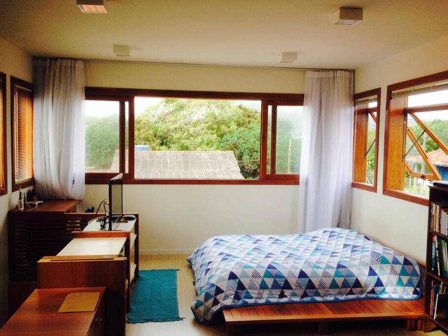 Quarto amplo e bem ventilado