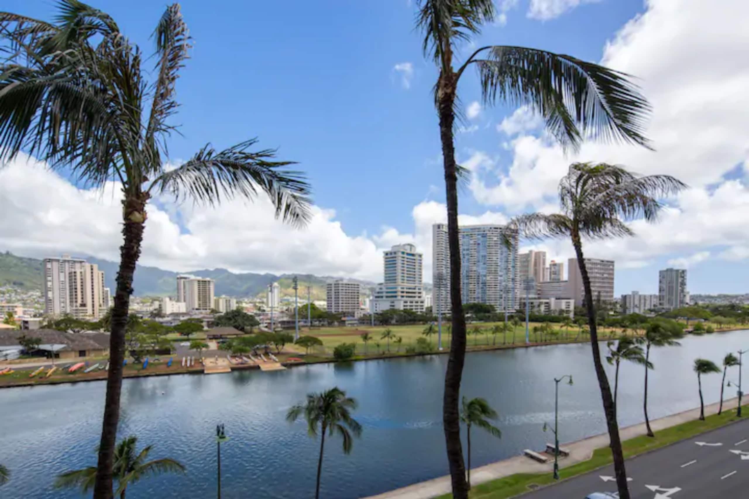 Condo in Honolulu · ★4.53 · Studio · 1 bed · 1 private bath - Image 7
