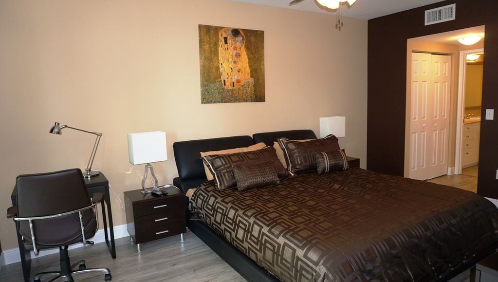 Мајстор со душек од мемориска пена со големина на брачен кревет и кожен тапацир. Работна станица.