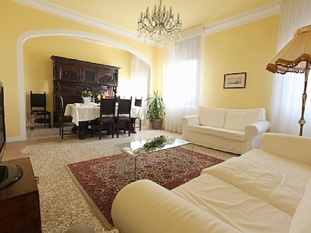 Amazing view by the canal 027042-LOC-02418