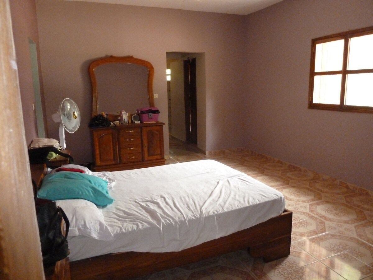 спална соба за 2 лица со кревет широк 140 см