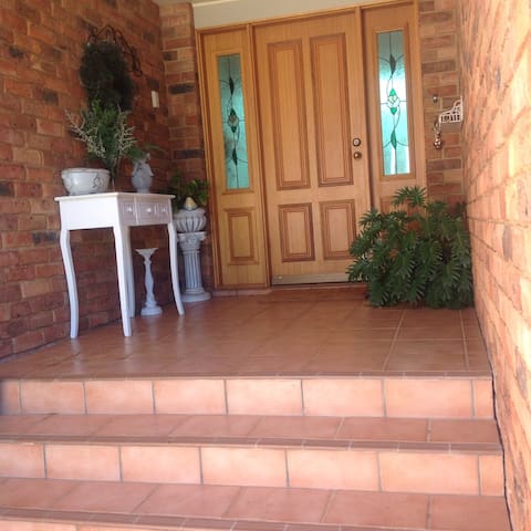 Renshaw  Roomstay