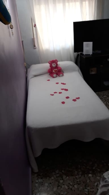Single bed in the bedroom