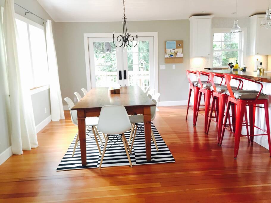 Open floor plan living room/dining/kitchen