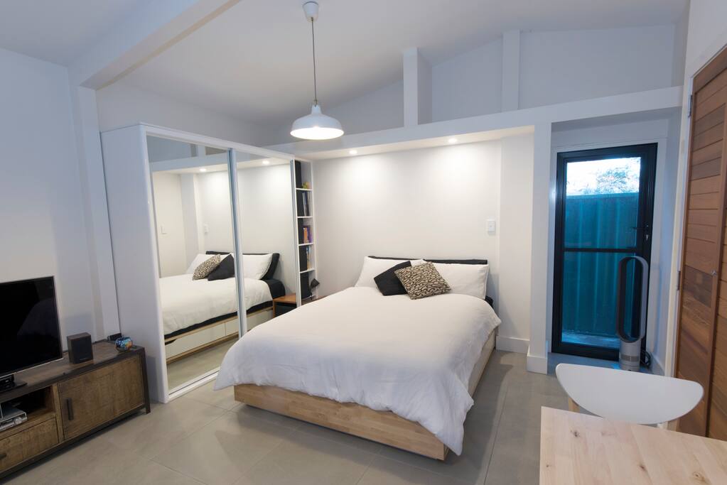 Studio flat - queen bed with BIR