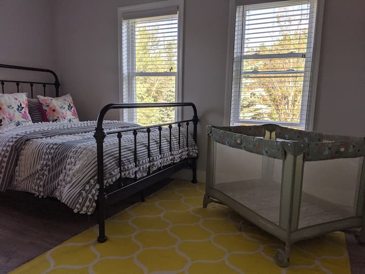 Dhoma e 3-të e gjumit në katin e sipërm ka një krevat mbretëreshë dhe një pako-n-play të ruajtur në dollap për qasje të lehtë.