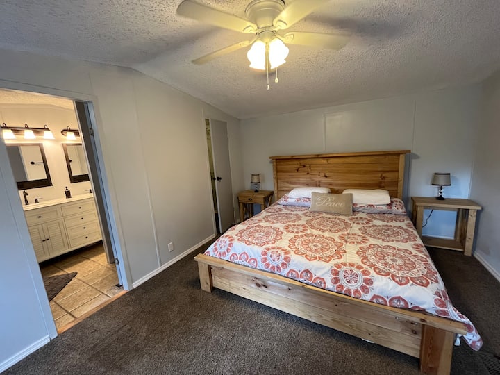 غرفة نوم رئيسية بسرير كينج وتلفزيون ذكي وحمام وخزانة ملابس كبيرة