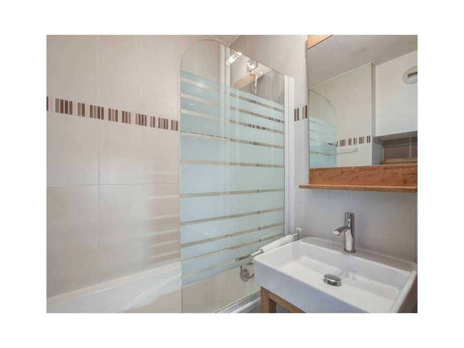 Salle de bain avec baignoire refaite entièrement. Linge de toilette fourni