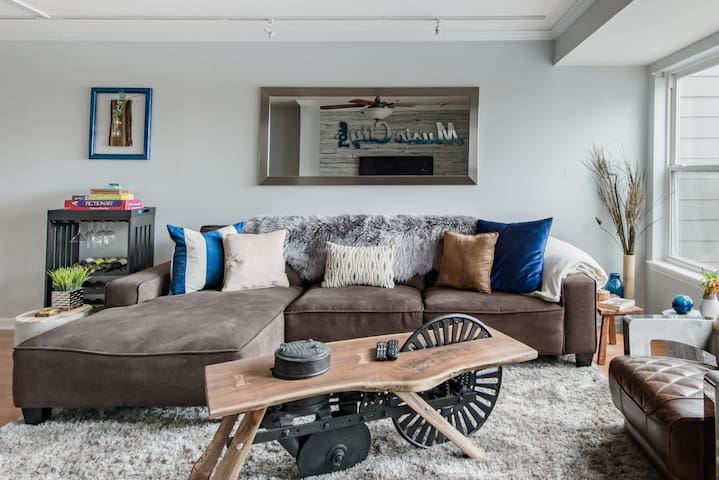 Walk to Broadway’s Live Music Spots from a Hip Townhouse