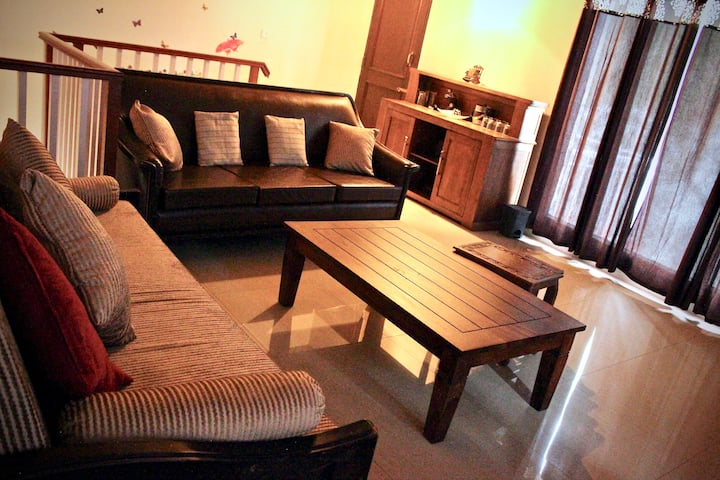 Pine Crest West的起居区，配有沙发床，最多可容纳2人 