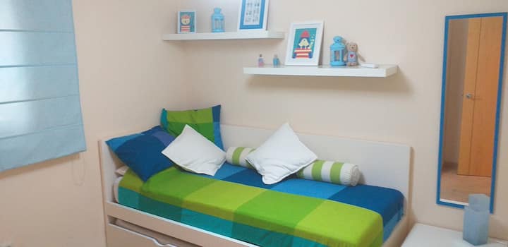 Bilik tidur dengan katil berlapis dan almari terbina dalam