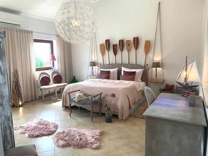 Приземје на спална соба