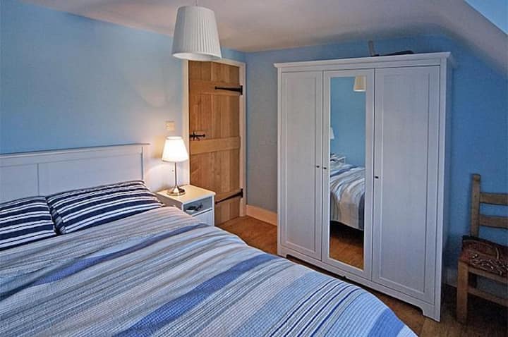 غرفة النوم الثالثة - الغرفة الزرقاء ، إطلالات على نهر واترفورد