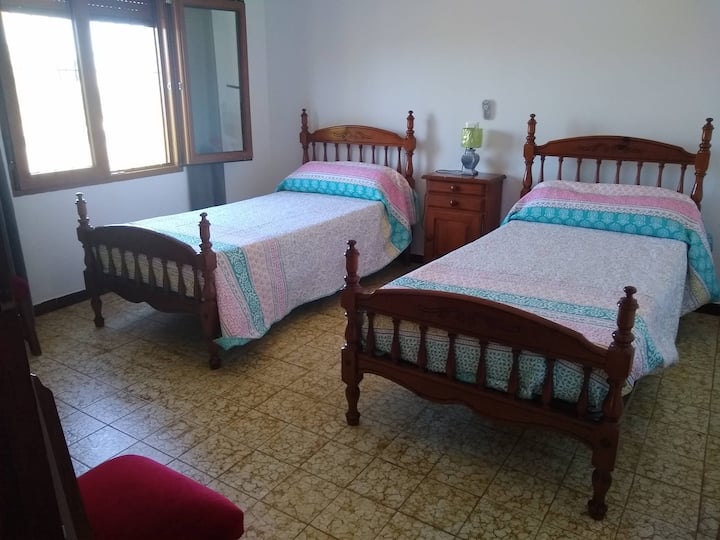 Dhomë me ventilator me telekomandë,dy krevate 90 cm, dollap dhe shumë e ndritshme
