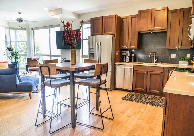 Lower Highlands 3 Level w/ Rooftop Views & Hot Tub gallery image 5