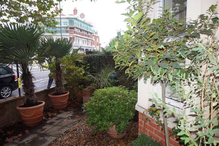 Luxury two Bedroom garden flat in Battersea gallery image 5