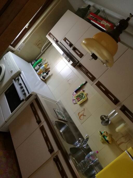 nella cucina troverete ogni accessorio: dalla lavatrice, alle pentole, alla bistecchiera elettrica. Il frigorifero è dotato del vano congelatore.