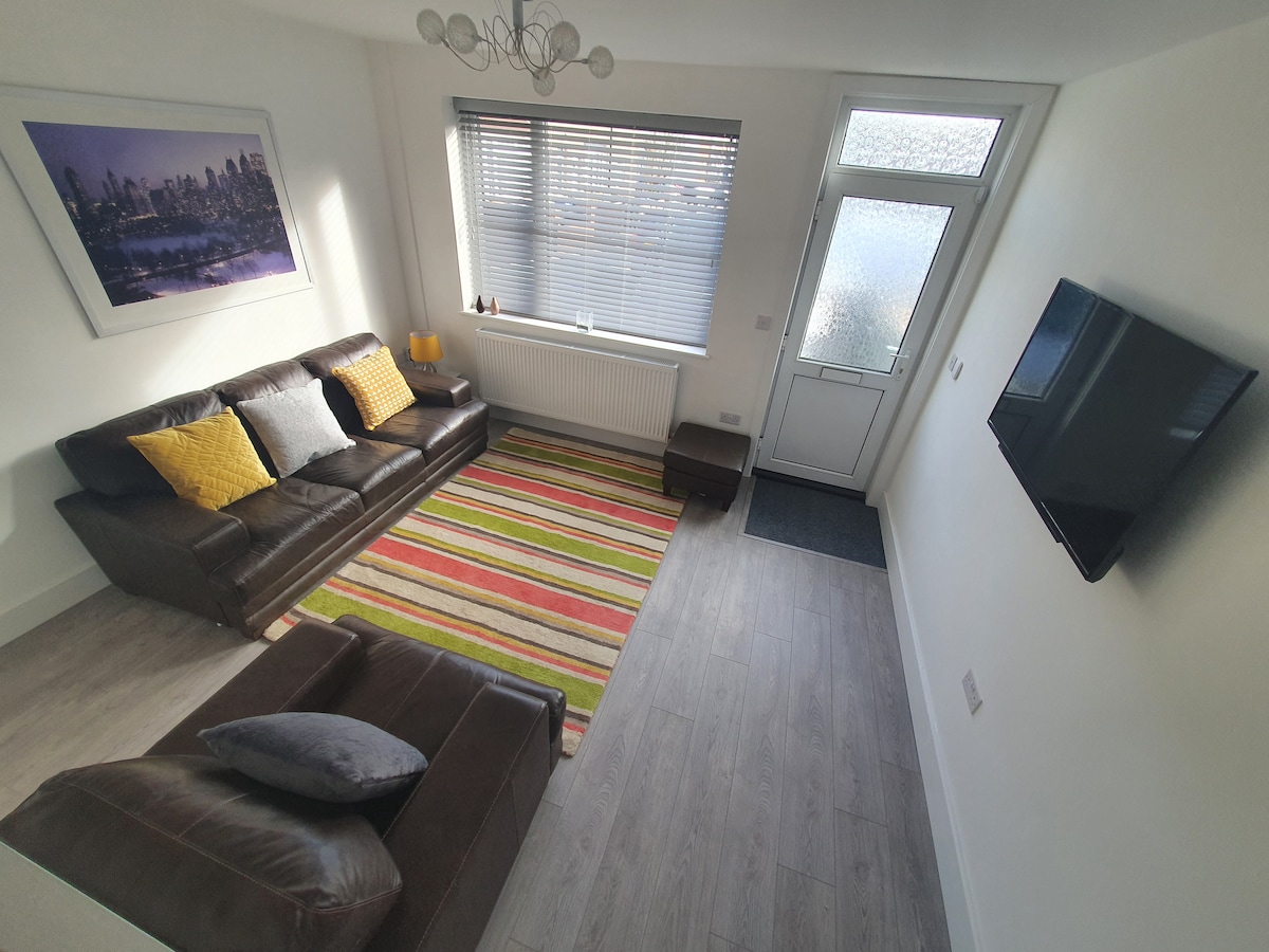 Popular Airbnb listing: 2 bed & en-suites driveway parking Near beach in New Waltham