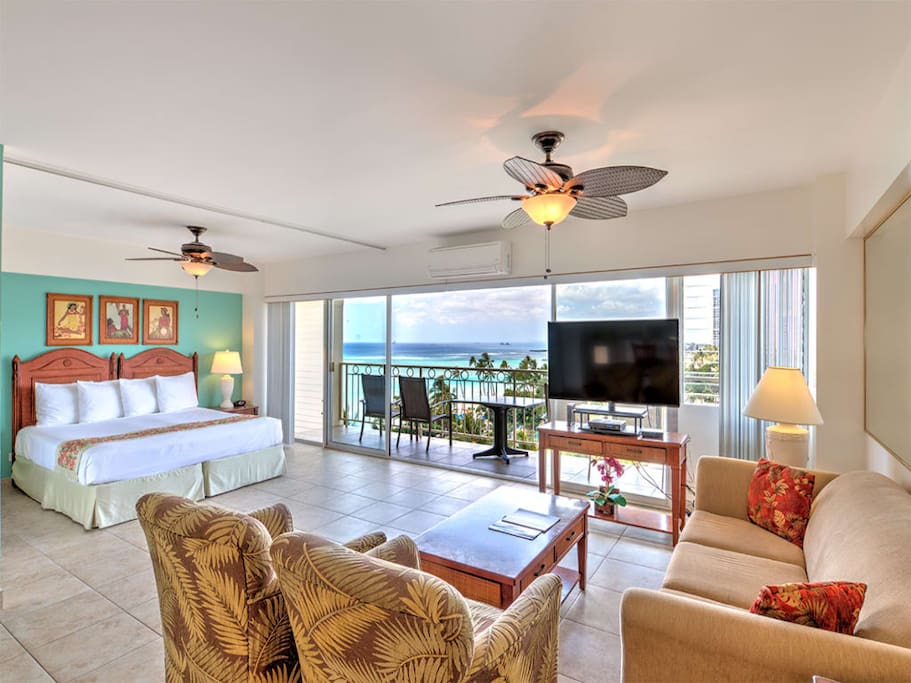 waikiki-shore-1ov-812-king-living-06.jpg