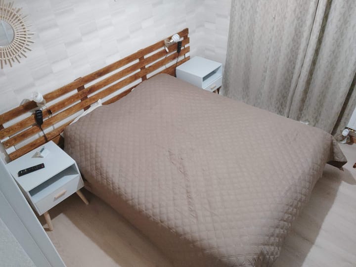 La chambre avec son couchage 140x190.
Pensez à utiliser les alèzes qui sont stockés dans l'armoire.