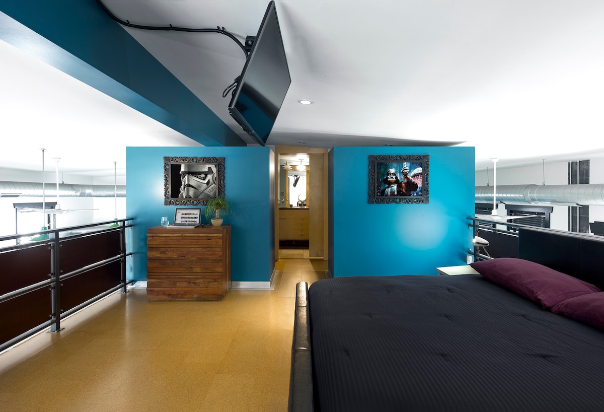 ห้องนอนใหญ่พร้อมเตียงคิงไซส์