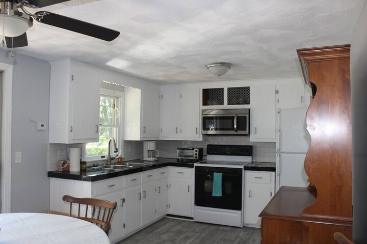 Newly Renovated Spacious Ranch, Large Yard gallery image 3