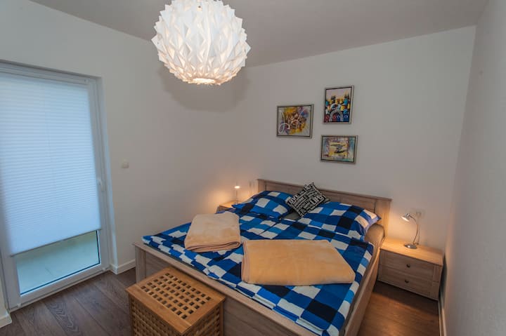 חדר שינה עם מיטה זוגית 