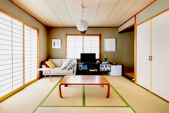 Nedavno su zamijenjene sobe u japanskom stilu s 8 tatami prostirki i tatami prostirkama, a možete uživati i u mirisu trave.