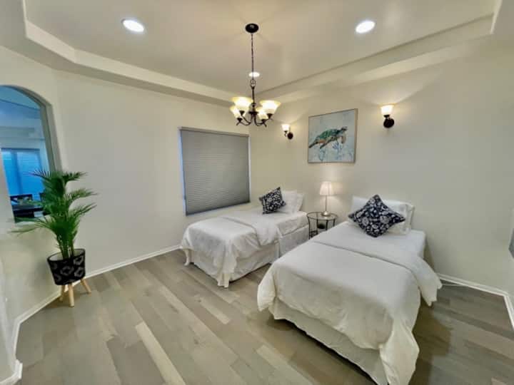 חדר שינה מס '4: חדר זוגי למטה עם שתי מיטות נפרדות ושידה. ממש מעבר למסדרון יש חדר שירותים (כיור, שירותים) וארון פרטי.