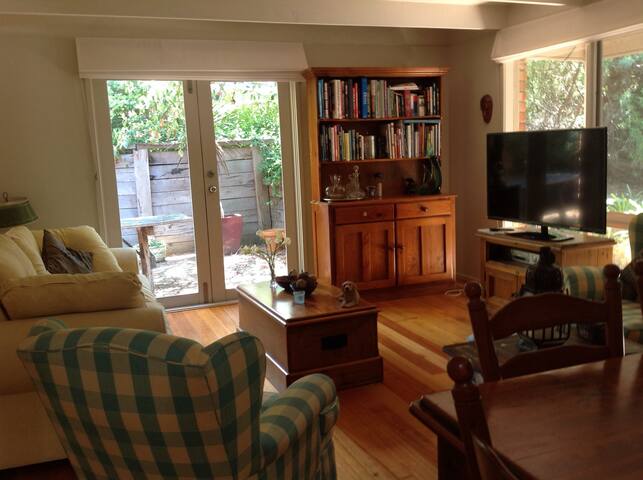 Cheerful 4 bedroom 3 bathroom home with pool gallery image 4