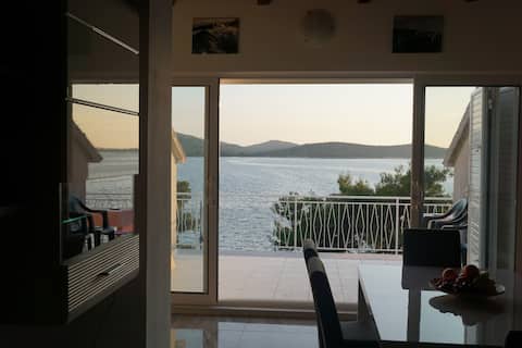 Popular Airbnb listing: Dalmatian sunset retreat in Žaborić