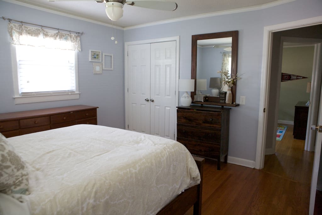 Master Bedroom (2/2)