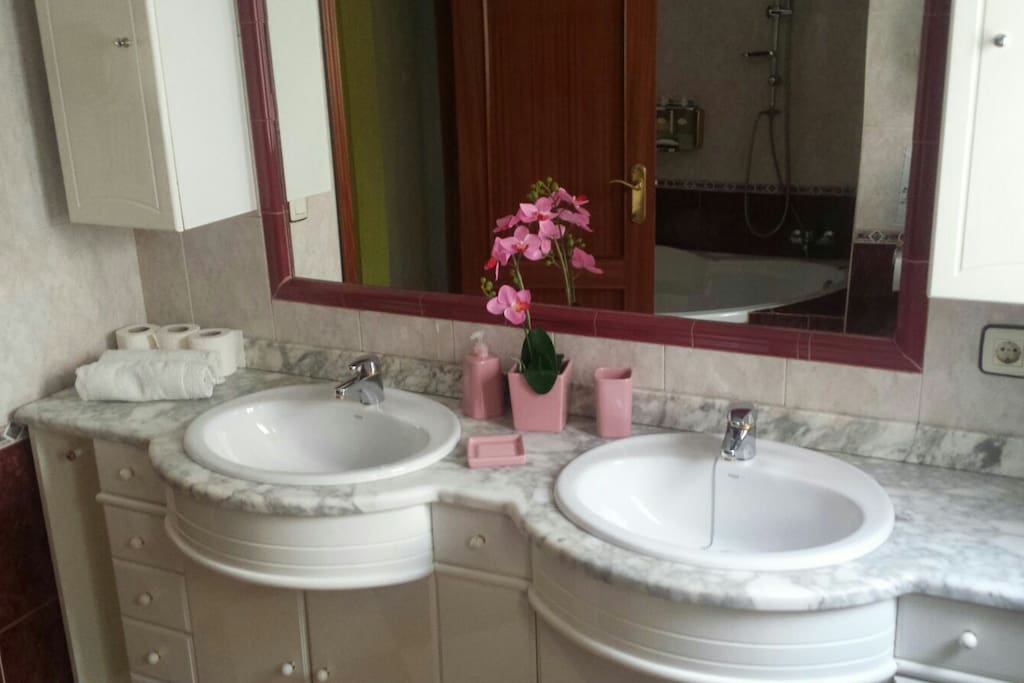 BAÑO AMPLIO CON 2 LAVAVOS