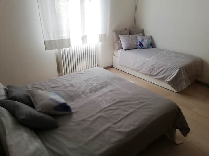 Dhomë gjumi 2;
e pajisur me krevat dopio + 1 krevat tek. 1 dritare e madhe 