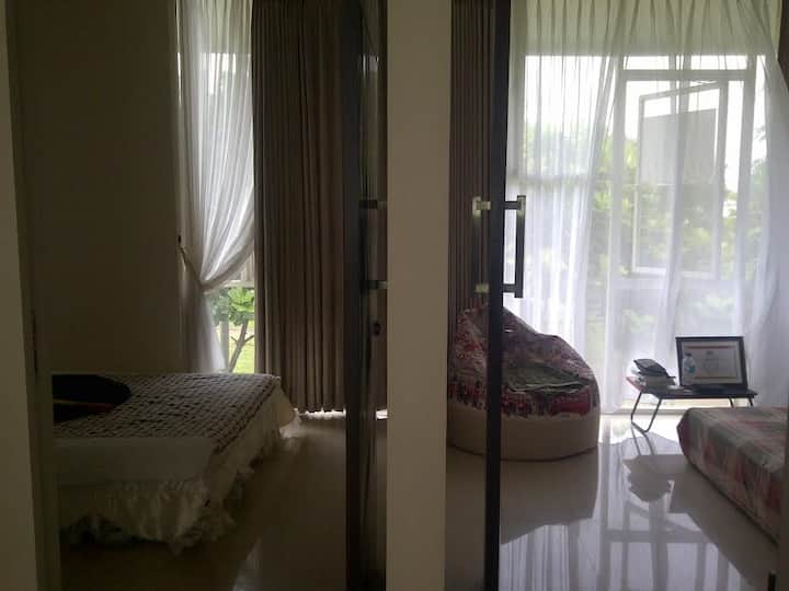 2 dhoma të këqija + 1 kosh për karrige