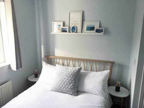 A cosy, bright double room in Ballymoney.